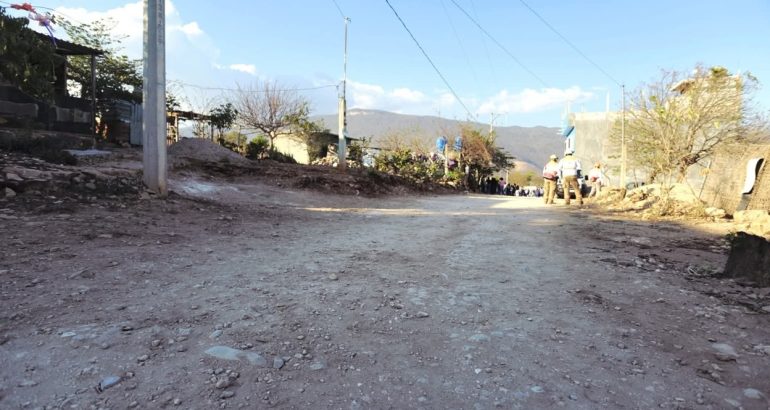 Angel Torres da banderazo a más de 300 metros lineales de pavimentación en la colonia 20 de Diciembre Angel Torres da banderazo a más de 300 metros lineales de pavimentación en la colonia 20 de Diciembre