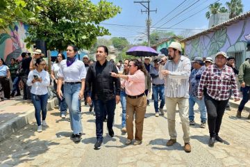 Acompaña rectora de la UNICACH Fanny López Jiménez al gobernador del estado a inauguración de los murales de Copoya