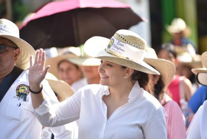 Alcaldesa Valeria Rosales y el comisariado Agustín Solís encabezan desfile