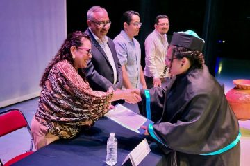 Entrega rectora de UNICACH Fanny López Jiménez, certificados de estudios a egresados de la Facultad de Ciencias Humanas y Sociales