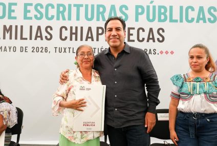 Eduardo Ramírez entrega escrituras y fortalece certeza jurídica para familias chiapanecas