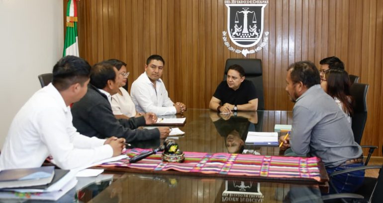 Juan Carlos Moreno Guillén recibe a representantes de la comunidad Victoria Campesina de Las Margaritas Juan Carlos Moreno Guillén recibe a representantes de la comunidad Victoria Campesina de Las Margaritas