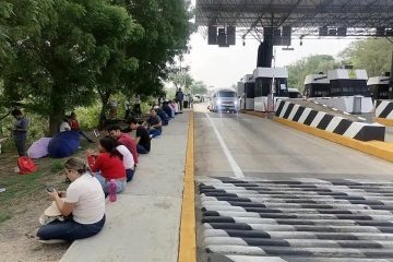 Maestros bloquean caseta de cobro en Chiapas Maestros bloquean caseta de cobro en Chiapas