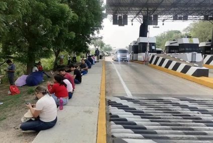 Maestros bloquean caseta de cobro en Chiapas
