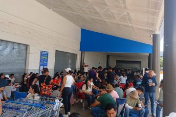 Maestros toman centros comerciales en Tuxtla Gutiérrez