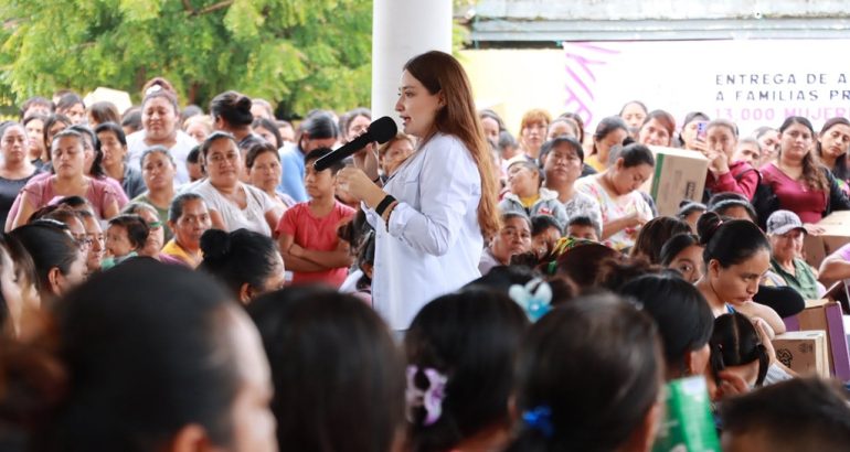 Valeria Rosales inicia entrega de aves de traspatio en Guadalupe Victoria