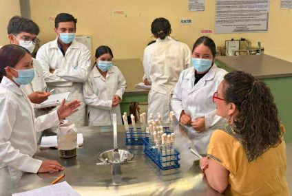 Egresados de la UNICACH reciben Premio CENEVAL por desempeño de excelencia