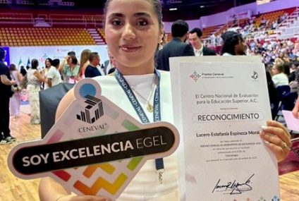 Egresados de la UNICACH reciben Premio CENEVAL por desempeño de excelencia