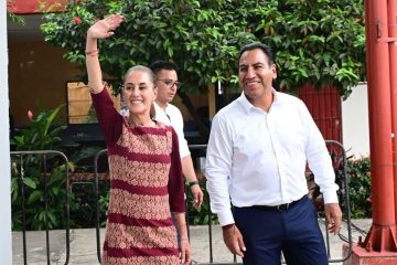 En Tapachula, presidenta Claudia Sheinbaum entrega tarjetas de la Beca Rita Cetina