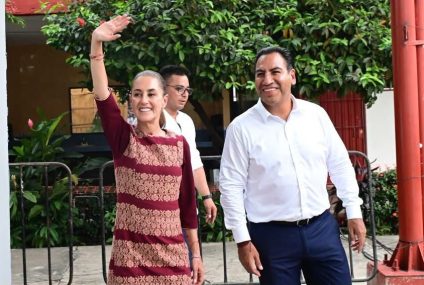 En Tapachula, presidenta Claudia Sheinbaum entrega tarjetas de la Beca Rita Cetina