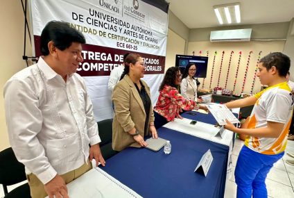 Entrega rectora de UNICACH Fanny López Jiménez certificados de competencias laborales a jóvenes neurodivergentes