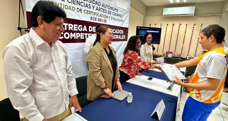 Entrega rectora de UNICACH Fanny López Jiménez certificados de competencias laborales a jóvenes neurodivergentes Entrega rectora de UNICACH Fanny López Jiménez certificados de competencias laborales a jóvenes neurodivergentes