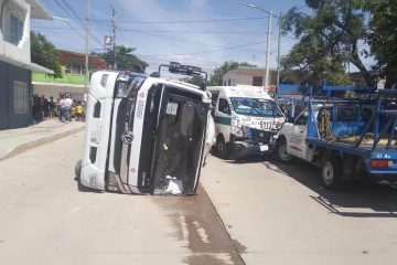 Accidente vial es atendido por Protección Civil en la colonia Terán de Tuxtla Gutiérrez Chiapas, hay dos heridos Accidente vial es atendido por Protección Civil en la colonia Terán de Tuxtla Gutiérrez Chiapas, hay dos heridos