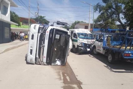 Accidente vial es atendido por Protección Civil en la colonia Terán de Tuxtla Gutiérrez Chiapas, hay dos heridos