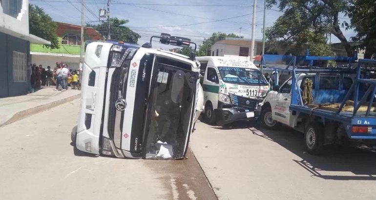 Accidente vial es atendido por Protección Civil en la colonia Terán de Tuxtla Gutiérrez Chiapas, hay dos heridos Accidente vial es atendido por Protección Civil en la colonia Terán de Tuxtla Gutiérrez Chiapas, hay dos heridos