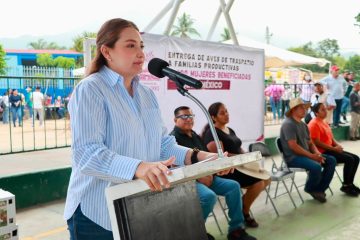 Entregan mil paquetes de aves de traspatio a mujeres en Nuevo México