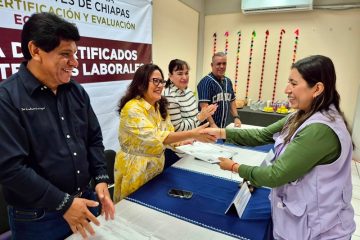 Entrega rectora de UNICACH Fanny López Jiménez certificados de competencias laborales a 22 personas migrantes Entrega rectora de UNICACH Fanny López Jiménez certificados de competencias laborales a 22 personas migrantes