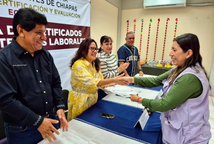 Entrega rectora de UNICACH Fanny López Jiménez certificados de competencias laborales a 22 personas migrantes