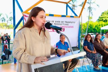 Alcaldesa Valeria Rosales entrega aves en Obregón