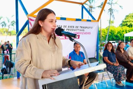 Alcaldesa Valeria Rosales entrega aves en Obregón