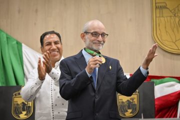 Gobernador Eduardo Ramírez Aguilar impone Medalla “Miguel Álvarez del Toro” al biólogo Carlos Guichard Romero