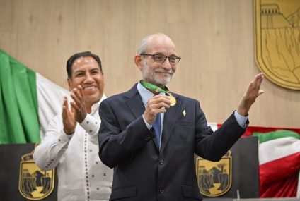 Gobernador Eduardo Ramírez Aguilar impone Medalla “Miguel Álvarez del Toro” al biólogo Carlos Guichard Romero