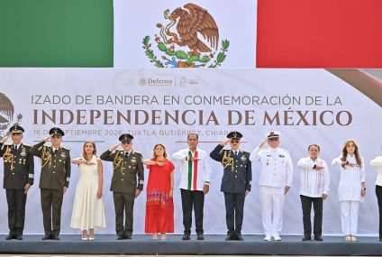 Eduardo Ramírez presencia el Desfile Militar acompañado por miles de chiapanecas y chiapanecos