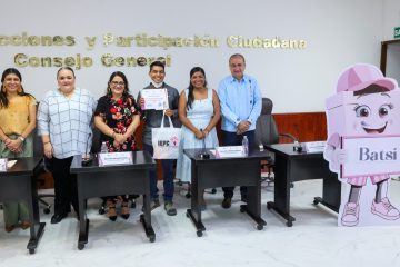 Premia IEPC a ganador del concurso “Encuéntrale nombre a la urna”