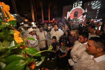Eduardo Ramírez y Sofía Espinoza honran las raíces y la espiritualidad de Chamula con el Día de las Almas Eduardo Ramírez y Sofía Espinoza honran las raíces y la espiritualidad de Chamula con el Día de las Almas