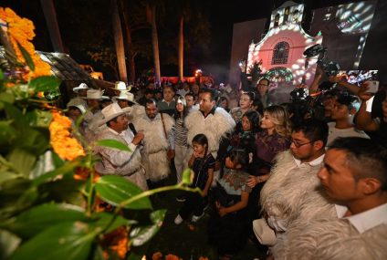 Eduardo Ramírez y Sofía Espinoza honran las raíces y la espiritualidad de Chamula con el Día de las Almas
