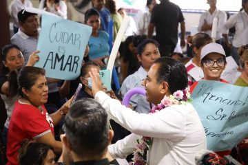 Eduardo Ramírez Aguilar entrega la Medalla al Mérito “Notaria Laura Martínez Chanona” con notarias y notarios de Chiapas
