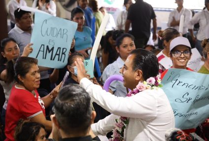 Eduardo Ramírez Aguilar entrega la Medalla al Mérito “Notaria Laura Martínez Chanona” con notarias y notarios de Chiapas