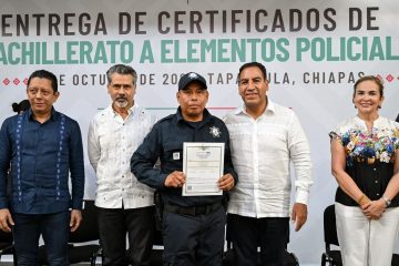 Eduardo Ramírez entrega certificados de bachillerato a policías de seis municipios