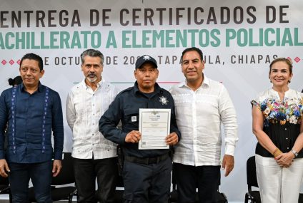 Eduardo Ramírez entrega certificados de bachillerato a policías de seis municipios